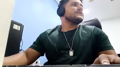 Snapshot of aj_cooper90_ chatting on December 28, 3:47 am Esteban online show from December 28, 3:47 am