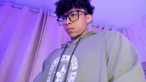 akazaboy online show from December 21, 4:30 am