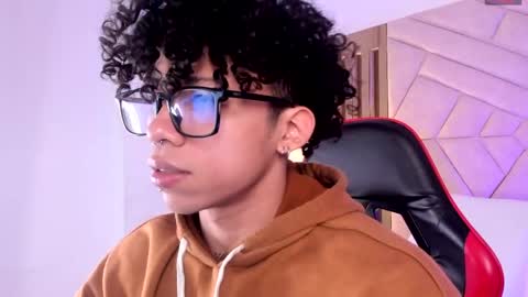 akazaboy online show from April 4, 4:33 am