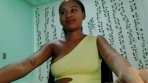 akemy_saunderz online show from May 30, 3:36 am