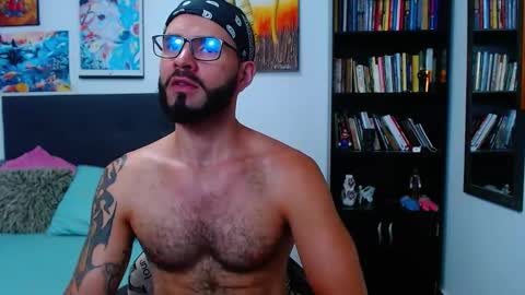 Snapshot of akiles_r chatting on March 7, 1:31 am akiles online show from March 7, 1:31 am
