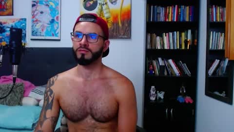 Snapshot of akiles_r chatting on March 12, 1:14 am akiles online show from March 12, 1:14 am