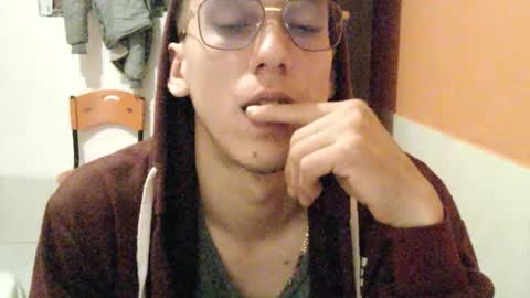 Snapshot of akilesbailo chatting on September 25, 12:03 am My love online show from September 25, 12:03 am