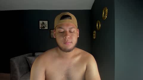 Snapshot of akon_2 chatting on February 26, 10:42 pm Akoon online show from February 26, 10:42 pm