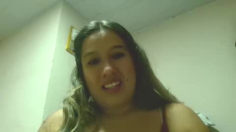 Snapshot of alahia_fox chatting on December 25, 5:05 am alahia online show from December 25, 5:05 am