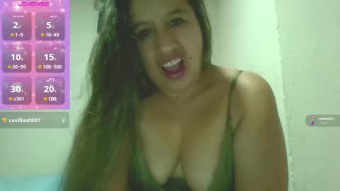 Snapshot of alahia_fox chatting on January 8, 6:31 am alahia online show from January 8, 6:31 am