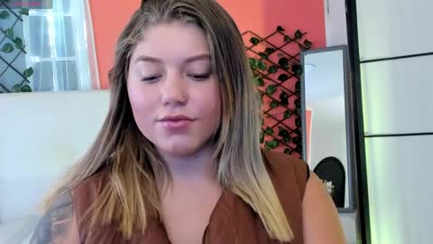 Snapshot of alaia_greyy chatting on April 28, 1:05 pm Alaia online show from April 28, 1:05 pm