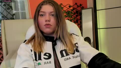 Snapshot of alaia_greyy chatting on April 29, 1:26 pm Alaia online show from April 29, 1:26 pm