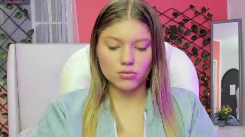 Snapshot of alaia_greyy chatting on June 23, 12:36 pm Alaia online show from June 23, 12:36 pm