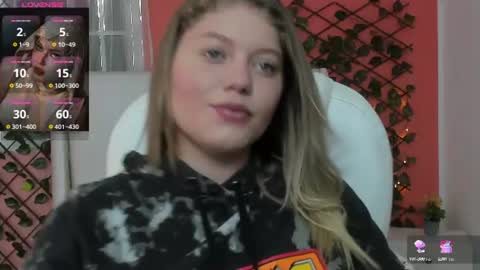 Snapshot of alaia_greyy chatting on July 2, 12:44 pm Alaia online show from July 2, 12:44 pm