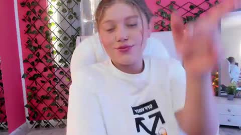 Snapshot of alaia_greyy chatting on July 10, 1:14 pm Alaia online show from July 10, 1:14 pm