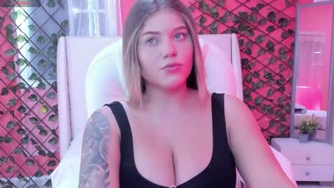 Snapshot of alaia_greyy chatting on July 13, 5:49 pm Alaia online show from July 13, 5:49 pm