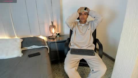 Snapshot of alan_colthon chatting on April 16, 2:56 am alan_colthon online show from April 16, 2:56 am