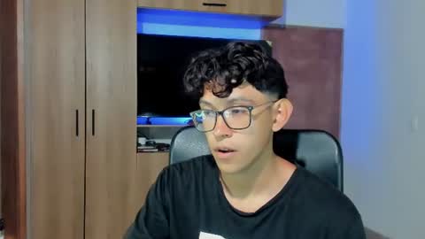 Snapshot of alan_scot chatting on June 18, 1:28 am Alan and Criss - WE JUST FRIENDS WITH BENEFITS BOTH VERS online show from June 18, 1:28 am