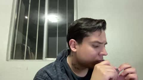 Snapshot of albertoarenas16 chatting on April 7, 7:20 am albertoarenas16 online show from April 7, 7:20 am