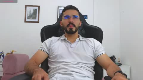 alejandroo_7 online show from October 23, 7:45 pm