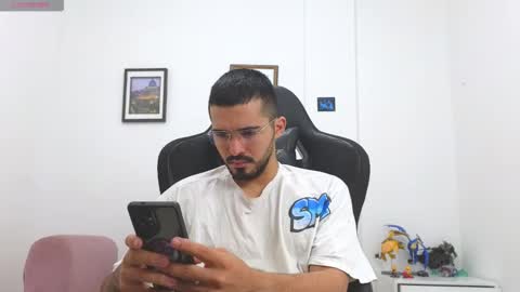 Snapshot of alejandroo_7 chatting on December 19, 3:30 pm alejandroo_7 online show from December 19, 3:30 pm