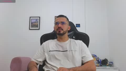 Snapshot of alejandroo_7 chatting on January 7, 4:31 pm alejandroo_7 online show from January 7, 4:31 pm