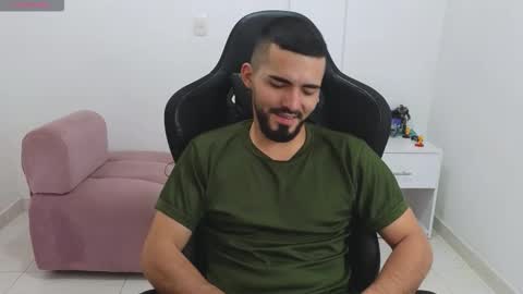 Snapshot of alejandroo_7 chatting on February 11, 8:25 pm alejandroo_7 online show from February 11, 8:25 pm
