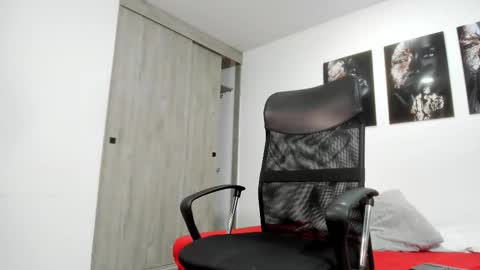 alejo_gray1 online show from March 1, 10:23 pm