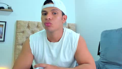 Snapshot of alejostrong chatting on September 17, 2:46 am alejostrong online show from September 17, 2:46 am