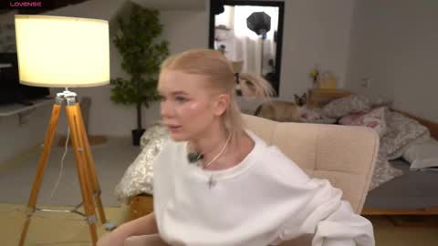 Lexi online show from December 5, 4:10 am