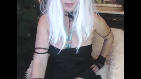 Snapshot of alenablack chatting on December 16, 3:51 am Luly online show from December 16, 3:51 am