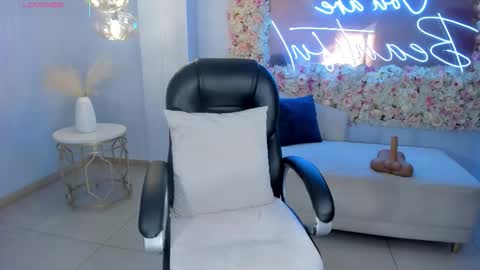 ALESSA ROMERO  online show from October 18, 8:20 pm