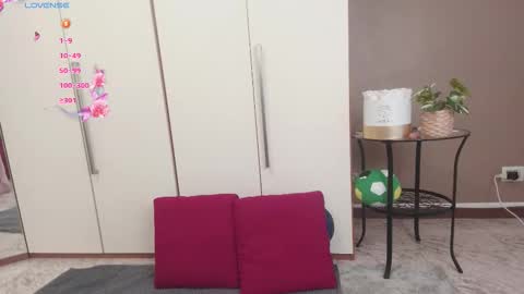 Snapshot of alessia_bloom_ chatting on February 15, 8:27 pm alessia_bloom_ online show from February 15, 8:27 pm