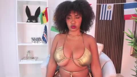 Snapshot of alessia_moon1 chatting on June 16, 12:19 pm Alejandra online show from June 16, 12:19 pm