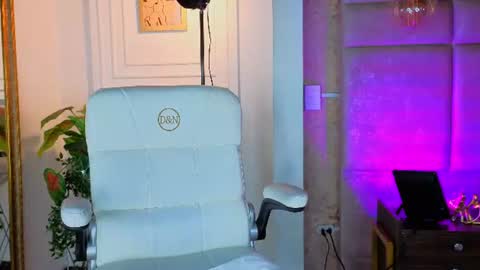 Snapshot of alessialondon chatting on July 20, 10:07 am Alessia online show from July 20, 10:07 am