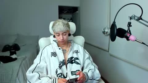 Snapshot of alex_poett chatting on February 11, 10:20 am Residente0xxx online show from February 11, 10:20 am