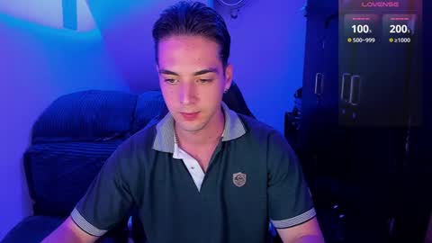 Snapshot of alex_smith0 chatting on December 23, 1:08 am online show from December 23, 1:08 am