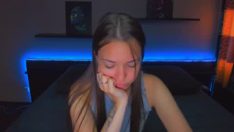 Snapshot of alexabarkley chatting on May 13, 1:25 am angel online show from May 13, 1:25 am