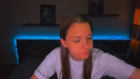 Snapshot of alexabarkley chatting on May 19, 2:18 am angel online show from May 19, 2:18 am