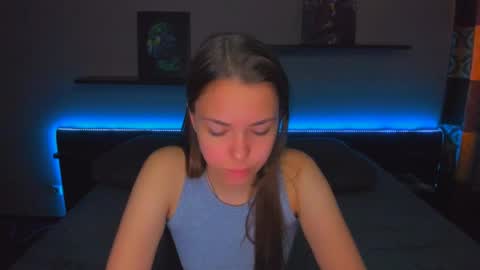 Snapshot of alexabarkley chatting on May 28, 1:36 am angel online show from May 28, 1:36 am