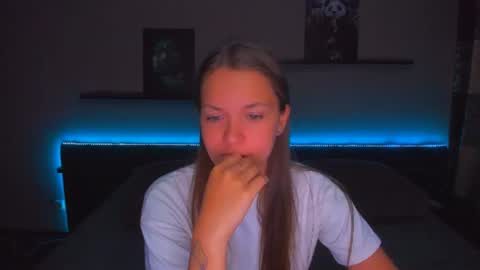 Snapshot of alexabarkley chatting on June 12, 12:53 am angel online show from June 12, 12:53 am