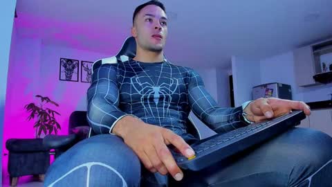 Snapshot of alexander_collin_ chatting on December 19, 1:18 pm Alex Collin online show from December 19, 1:18 pm