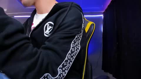 alexgiraldo__ online show from November 17, 12:33 pm