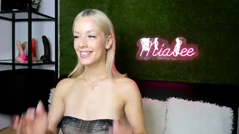 Snapshot of alexisbanx chatting on July 12, 2:30 pm alexisbanx online show from July 12, 2:30 pm