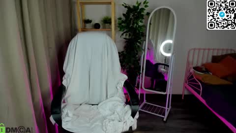 Snapshot of alexisl0ve chatting on February 13, 12:06 am Alexis Mon Tue Wed Thu Fri 7 GMT 0100am-0700am online show from February 13, 12:06 am
