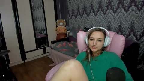 Snapshot of alexracc00n chatting on December 5, 1:03 am Alex online show from December 5, 1:03 am