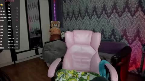 Snapshot of alexracc00n chatting on December 6, 2:57 am Alex online show from December 6, 2:57 am