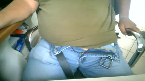 Snapshot of alfonsogomez110 chatting on June 5, 5:51 pm Alfonso Gomez online show from June 5, 5:51 pm