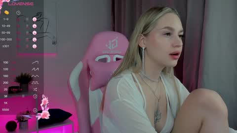 Snapshot of alice_elf chatting on January 22, 10:59 pm Alice online show from January 22, 10:59 pm