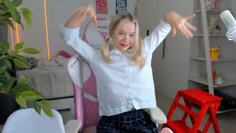 Snapshot of alice_forfun chatting on December 17, 6:08 am Alichery online show from December 17, 6:08 am