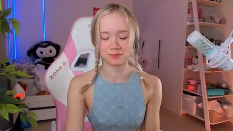 Snapshot of alice_forfun chatting on December 19, 4:19 am Alichery online show from December 19, 4:19 am
