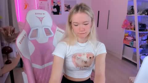 Snapshot of alice_forfun chatting on February 3, 4:43 am Alichery online show from February 3, 4:43 am