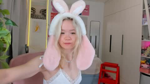 Snapshot of alice_forfun chatting on March 25, 3:12 am Alichery online show from March 25, 3:12 am