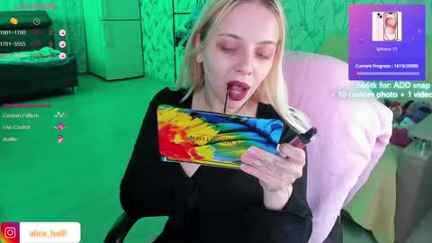 Snapshot of alice_halle chatting on December 5, 9:06 am alice_halle online show from December 5, 9:06 am